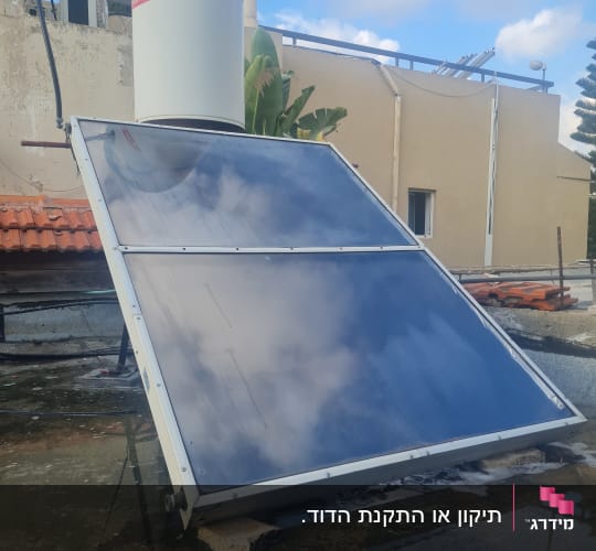 דוד שמש עם קולטים על גג בניין